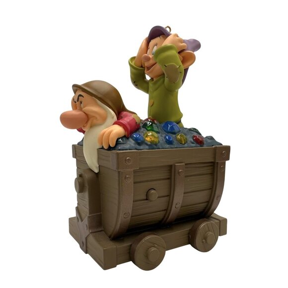 2018 Hallmark Disney Snow White Seven Dwarfs "Off We Go" Magic Ornament WORKS! - Picture 1 of 6